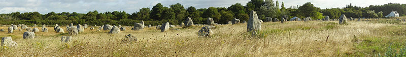 Carnac_2008-pano.jpg: Kamel15 derivative work: Inkey, Carnac menhir banner, CC BY-SA 3.0