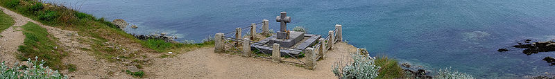 St-Malo_Tombe_Chateaubriand_2010.jpg: JLPC, St-Malo banner, CC BY-SA 3.0