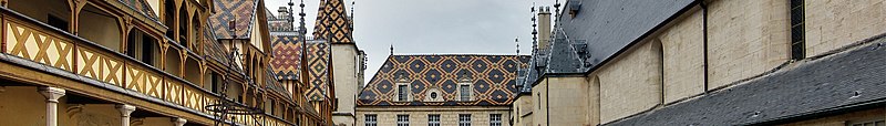 Beaune_hospice_cour_ass_2.jpg: Velvet derivative work: Inkey, Beaune banner, CC BY-SA 3.0