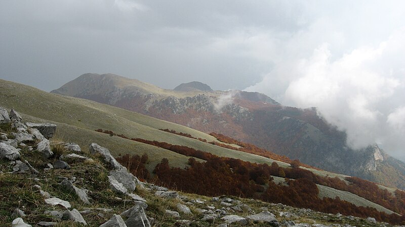 Potito m. petrone, Monte Pollino (2.248 m) e serra Dolcedorme (2.267 m). Salendo su serra del Prete (2.181 m), CC BY-SA 3.0