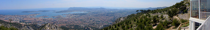 Toulon_depuis_le_Faron.jpg: yves Tennevin derivative work: Inkey, Toulon banner, CC BY 2.0