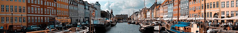 Nyhavn_canal_as_seen_from_Nyhavnsbroen_bridge,_Copenhagen,_Denmark,_Northern_Europe-2.jpg: Mstyslav Chernov derivative work: Jjtkk, Copenhagen banner Nyhavn canal, CC BY-SA 3.0