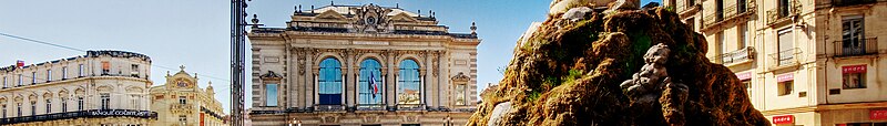 Montpellier_Place_de_la_Comédie.jpg: Wolfgang Staudt derivative work: Inkey, Montpellier banner Place de la comédie, CC BY 2.0