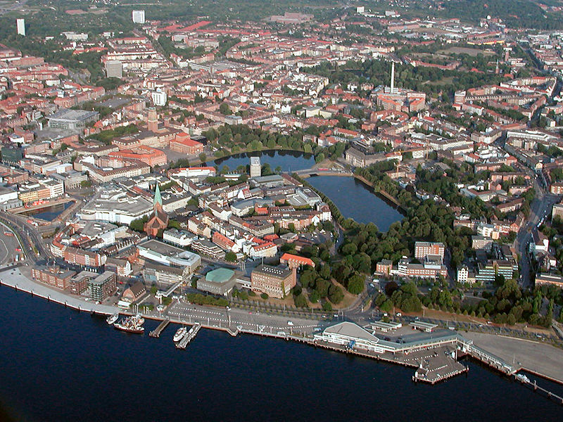 Klaas Ole Kürtz (Drbashir117), KielerStadtzentrumLuftaufnahme, CC BY-SA 2.5
