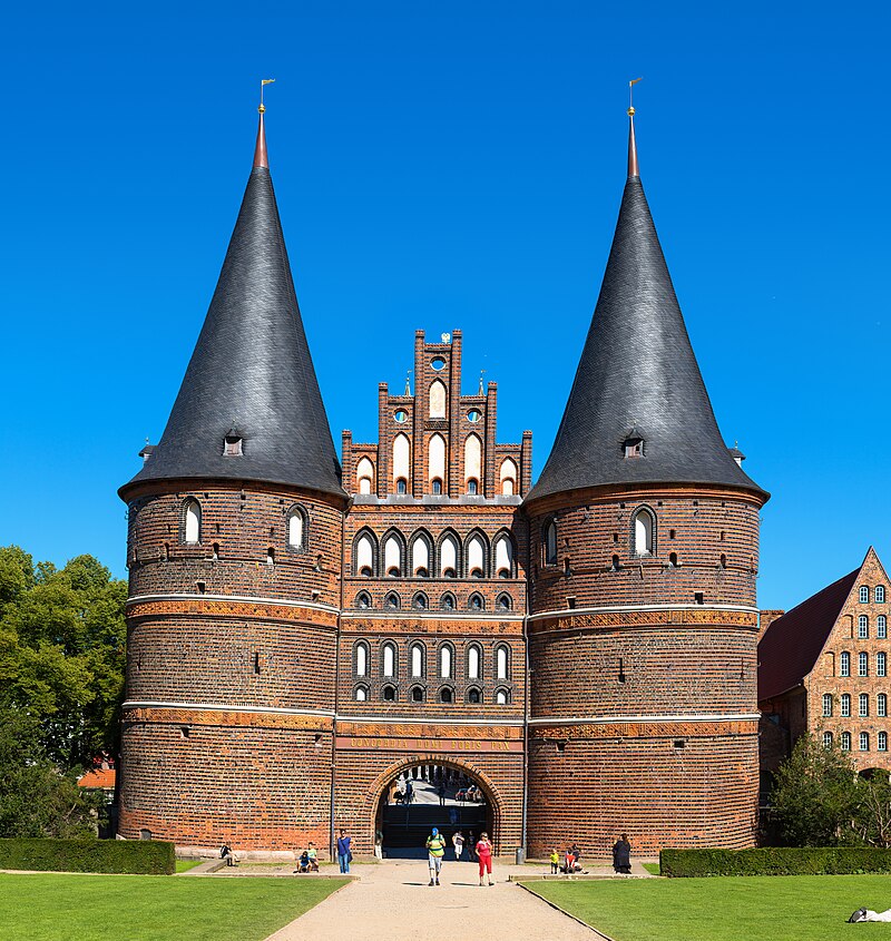 Christian Wolf (www.c-w-design.de), Holstentor in Lübeck Frontseite - Zuschnitt, CC BY-SA 3.0 de